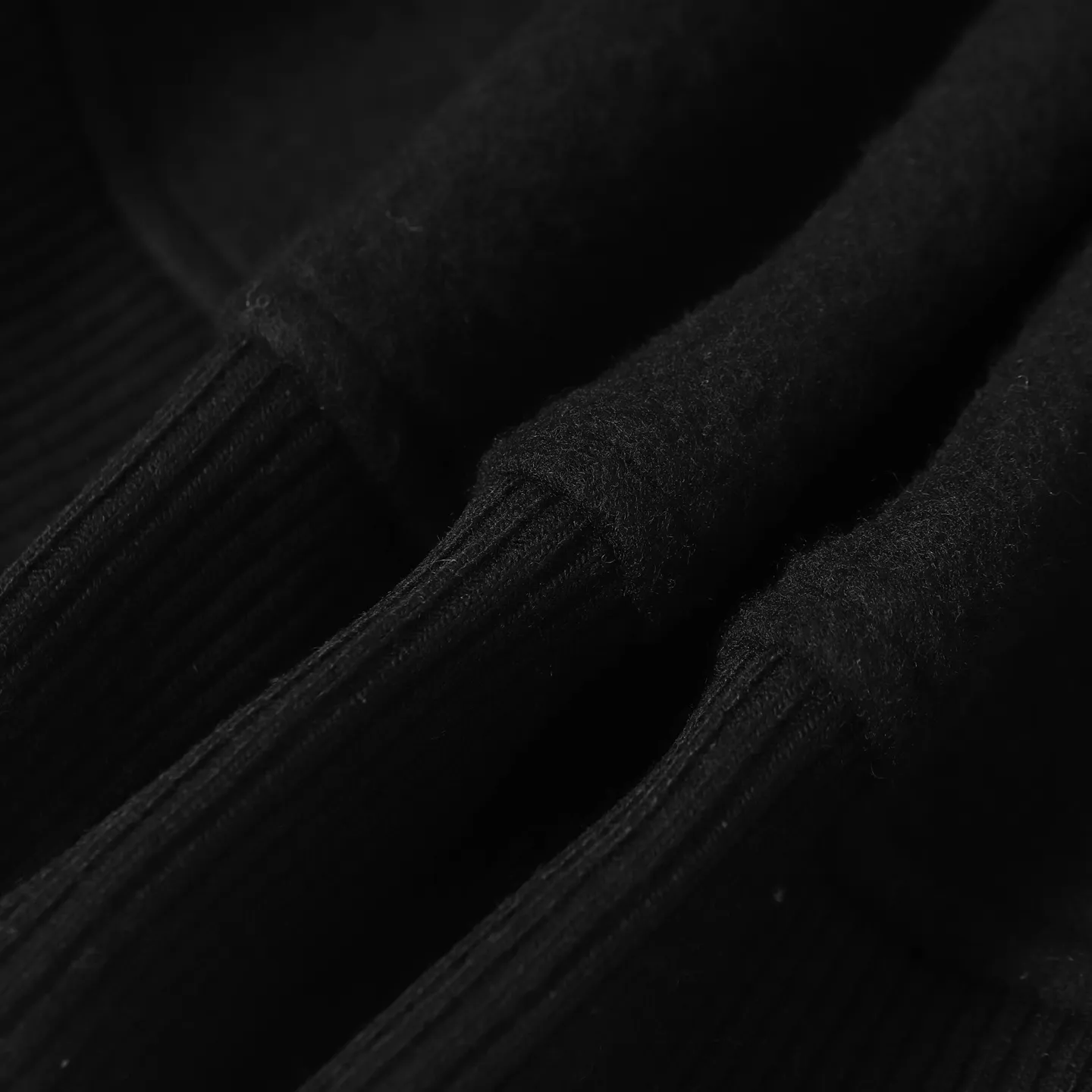 P620 Canada Goose/ Chilliwa series cashmere bomber jacket, exclusive customized wool fabric, containing 60% wool content! Super lightweight, soft and warm! The high-tech breathable space cotton liner makes the entire shape very stiff and soft, comfortable and lightweight at the same time. Breathable, soft, non-stuffy, lightweight, stylish, and non-deformable. The iconic double-stripe reflective strips are designed on the back of the collar and splicing. No detail is missed. The front placket allows you to easily cope with seasonal changes and calmly resist bad weather. High-density badges. All threaded accessories are customized. Loose fit and adjustable drawstring. Not bloated at all. Quite fashionable. It can be said to be a very unique design. This year's must-have style is for men and women. Size: S-L